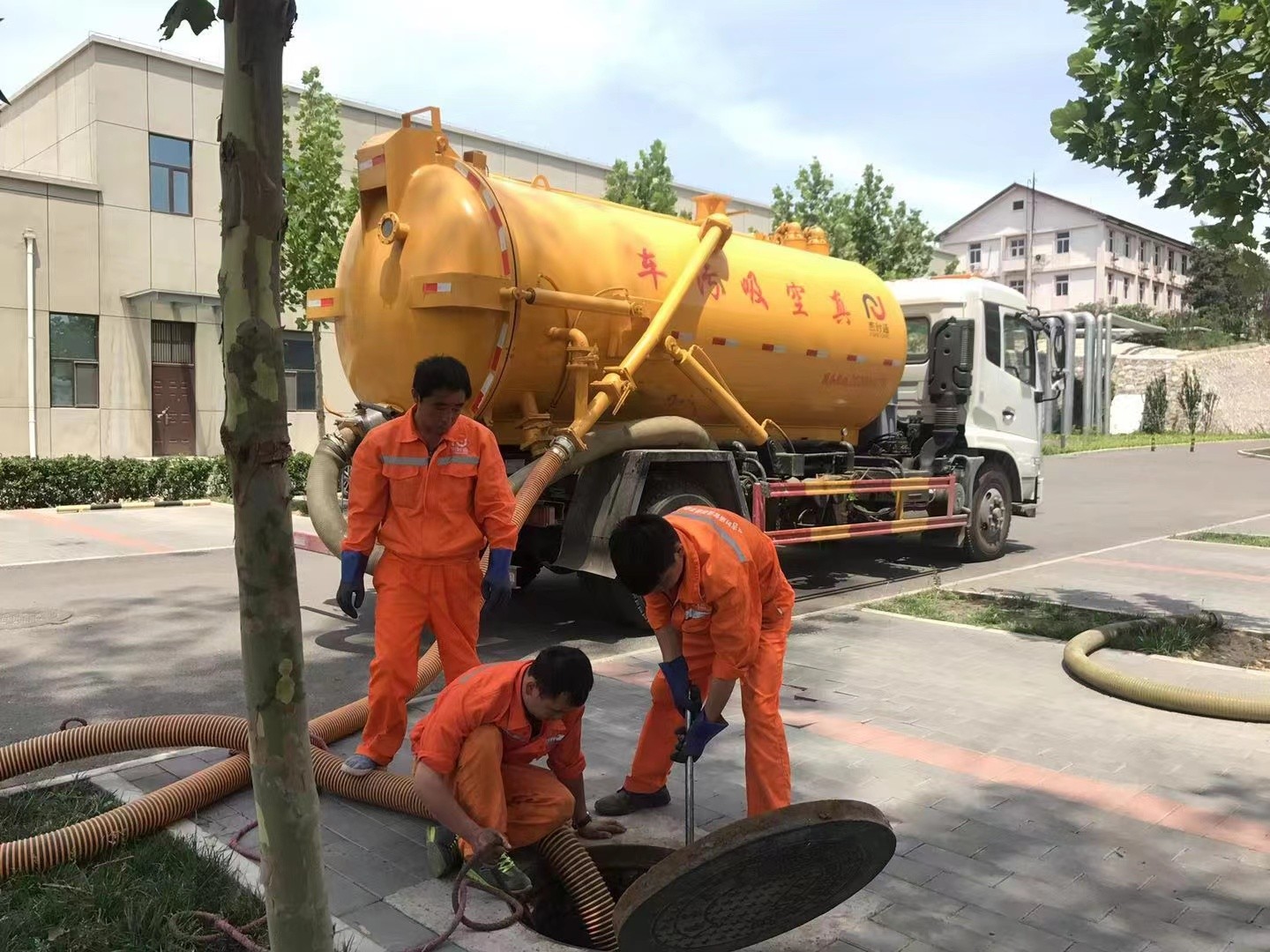 崇明管道疏通车停在窨井附近