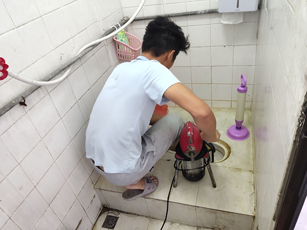 崇明管道堵塞冒臭气 专业师傅现场解决问题
